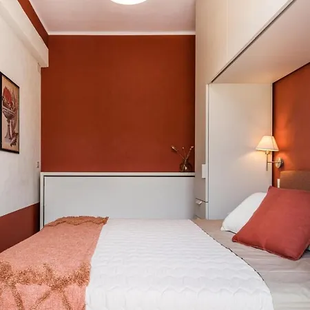 Orange Apartment *